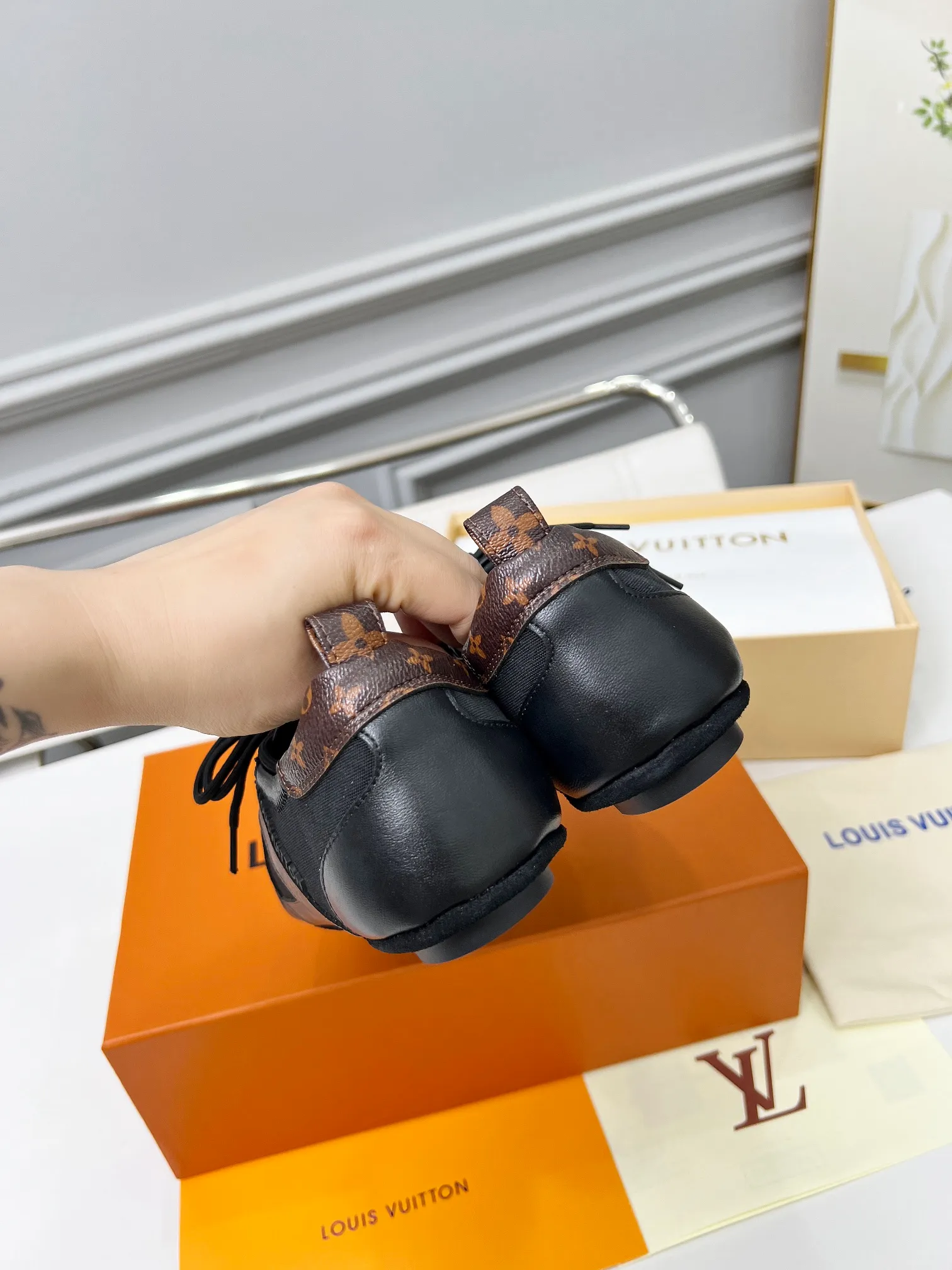 👟👟Ex-factory price 600👟👟 LV Sneakerina ballet-style sneakers are made of soft sheepskin and suede cow leather trimmings, and Monogram canvas is used to write the LV letters on the side, combining the light structure of ballet shoes with the comfortable texture of sneakers. Sacchetto craftsmanship and an injection-molded outsole complete the package, allowing for flexibility in a variety of looks. Code number: 35~41, colors are being updated...